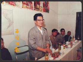 八十年代老照片，摆放着柠檬汽水的重庆嘉陵机器厂主席台，当年的时尚饮品