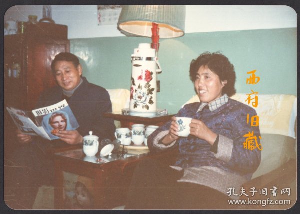 八十年代家庭生活照，客厅里喝茶和看摄影杂志的场景