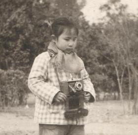 七八十年代，小小摄影师，手握照相机的小女孩儿