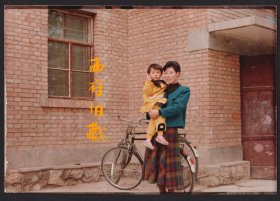 八十九十年代，红砖房前前自行车边上的合影人像