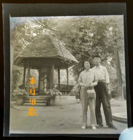 老底片，五六十年代，成都杜甫草堂一对提着手提袋的情侣合影