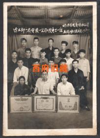 1965年，建工部一局安装一公司电工组，荣获成都市五好班组合影老照片，竹篾顶棚