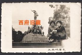 1966年，广州五羊雕塑前留念老照片，雕塑上爬满了人