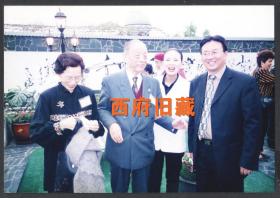 2001年，爱国老人丁中江，在成都认养大熊猫团团圆圆，活动现场老照片30张，蒋孝严、赖声川等参与