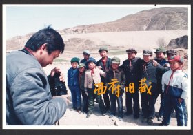 九十年代老照片，一位给宁夏固原小红领巾们拍照的摄影师