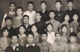 1968年，南溪县革委会国庆体育联赛大会郊区体工队合影老照片，胸前佩戴毛主席像章