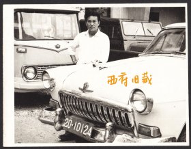 八十年代，成都汽车前的留念老照片
