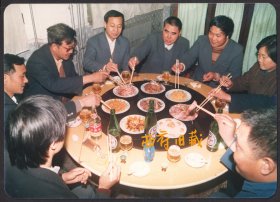 八十年代宴会餐桌老照片，喝着二曲酒和郑州啤酒