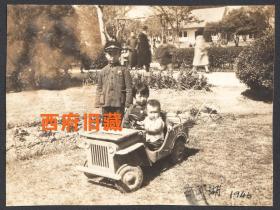 民国老照片，1946年南京玄武湖，一个大户人家的三个孩子在儿童车上的合影老照片