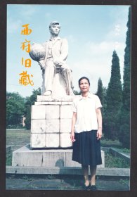 1992年，四川乐山峨眉西南交通大学的校友雕塑老照片