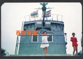 八十九十年代，旅顺老式战舰上的小女孩儿