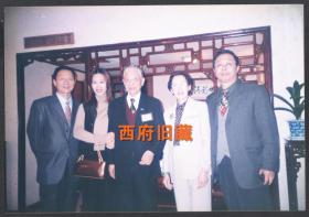 2001年，爱国老人丁中江，在成都认养大熊猫团团圆圆，活动现场老照片30张，蒋孝严、赖声川等参与