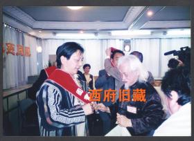 2001年，爱国老人丁中江，在成都认养大熊猫团团圆圆，活动现场老照片30张，蒋孝严、赖声川等参与