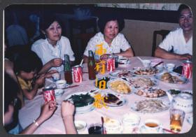 八十年代老照片，1987年在广州，喝着可口可乐的一场宴会留念老照片
