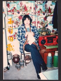 九十年代，一个家居空间角落的环境人像，漂亮的红色录音机，织毛衣、暖水瓶，泡菜坛