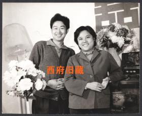 七八十年代，墙上贴有喜字的婚房留念老照片