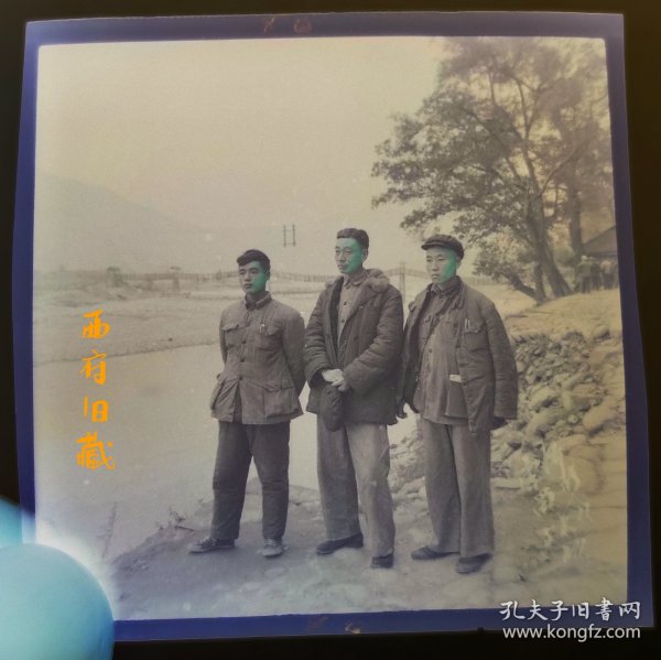 老底片，1958年，成都都江堰以安澜索桥为背景留念，底片有局部手工上色