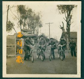 五六十年代，竹子院墙外，四辆自行车的出行合影照