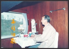八十九十年代，火车卧铺车厢内场景老照片，摆放着当年流行的饮品天府可乐