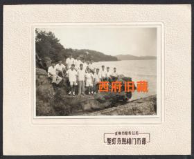 1957年于江苏无锡太湖合影老照片，成都圣灯寺照相馆门市部底板