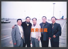 2001年，爱国老人丁中江，在成都认养大熊猫团团圆圆，活动现场老照片30张，蒋孝严、赖声川等参与