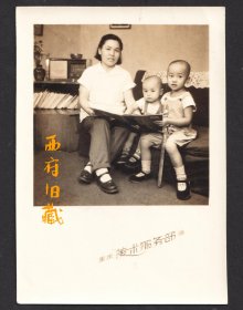 五六十年代，重庆美术服务部照相馆，带着两个小孩子读画报