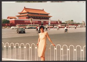 八十年代，北京天安门广场留念老照片，正好记录下了长安街上一辆抛锚推动的汽车
