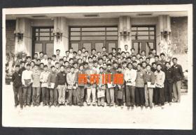 1959年，北京电影学院的摄影班全体学生和伊文斯合影老照片，应该是世界纪录电影之父，尤里斯伊文思。