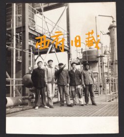 1976年，位于重庆长寿区的中石化川维厂建设老照片，穿着补丁裤子的建设专家及化工厂设备安装过程等等老照片一组12张