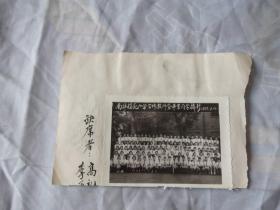 55年：南洋模范小学全体教师暨毕业同学摄影，1955，3，16.背面写有南洋模范小学，中小学校址分开，56年，成义中学与南模中学合并，南模小学迁到成义中学原址，定名为天平路第一小学，区政府任命何瓞绵为副校长。中小学校址与组织领导彻底分开。