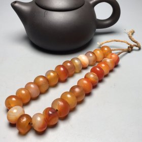 橘红缠丝包浆老玛瑙一串，尺寸: 14.6×9.7左右
