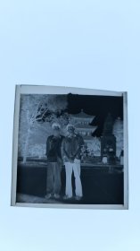 黑白照片：游玩留影的底片 两个好朋友在矮塔前的留影 共1张合售 档案盒J 蓝黑色底片夹0016