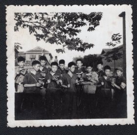 6.70年代值勤民兵都在读红宝书老照片1张(尺寸约6*6厘米）4147