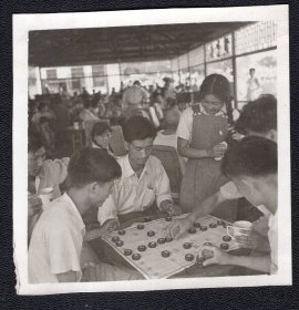 50年代学生下象棋老照片1张(尺寸约6*6厘米）4728