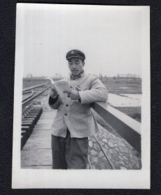 6.70年代军人在铁路边读毛选老照片1张(尺寸约4.6*6.1厘米）4570