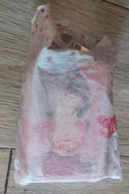 卡包 （4个卡包）
大眼美女图案卡包（粉色）：长11厘米、宽7.5厘米、高2.3厘米    大约尺寸
卡包（橘黄色）长10.3厘米、宽7.3厘米、高（厚）1.8厘米      大约尺寸
卡包（紫色）长10.1厘米、宽7.5厘米、高（厚）1.3厘米      大约尺寸
大嘴猴 XIAO PI QI卡包（黑色）长10厘米、宽7.5厘米、高（厚）1.1厘米      大约尺寸
实物拍摄
现货价格：20元