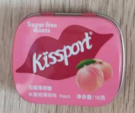 Sugar free

mints

kissport

合上：长5.8厘米、宽4.5厘米、高1.4厘米      大约尺寸

打开：长9.2厘米、宽5.8厘米； 上盖儿：高0.6厘米 ；下座、高1.3厘米       大约尺寸

无糖薄荷糖

水蜜桃薄荷味 Peach 
净含量 ：16克

Kissport Syager
6 97227 940039  D
空盒
实物拍摄

现货

价格：8元