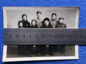 68年黑白老照片全家福一家人父亲严厉母亲慈爱其乐融融.记录了六十年代人文风貌精神状态服饰文化光阴似箭岁月如梭怀旧民俗民宿老物件影视生活道具