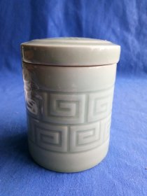 创汇期中国龙泉青瓷暗刻回字纹团寿纹茶叶罐糖罐储物罐造型端庄色泽纯洁