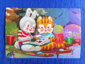 90年代明信片卡通动漫图片爱集邮的小白兔与小花猫在一起拿放大镜观看集邮册里的生肖邮票.趣味纸制品收藏传承历史文化