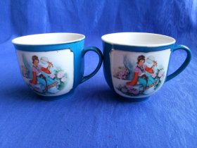 创汇期80年代蓝釉开窗人物花卉洞石纹饰茶碗一对.怀旧老物件