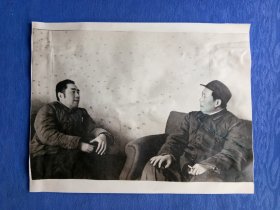 60/70年代剪报剪纸精品毛泽东与亲密战友周恩来报纸收藏汇聚了每个时代传承贯通的精神历史气息极富特色.怀旧收藏家居会所民宿陈列展示纸制品收藏