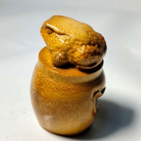 纯天然竹雕“荷叶蛙”，技艺精湛， 鬼斧神工，古色古香，收藏珍品，绝世珍宝，难得文房摆件，王世襄的竹雕青蛙，最近拍出212万的天价