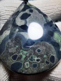 陨石吊坠，超稀有玉化蓝莓球粒，随形手把件，极品陨石手把件，资源枯竭，一件难求，“弱磁，高熔，气印明显，石质坚硬，金属感强。这样的球粒陨石，资源已基本枯竭，现货料少，发现于新疆阜康，闻名世界的阜康陨石的追落地，石质坚硬，极品收藏，可遇不可求，绝世珍品吊坠