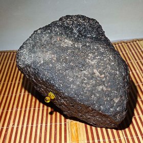陨石原石，“高碳质太空”陨石，独特，稀有，强磁性，黑色，纹路独特，“深邃黑色”代表“深空宇宙神秘能量”大块头10.2斤重，资源枯竭，不多了，暗黑色，非常漂亮，极为稀有罕见，可遇不可求，百年难得一件，极为罕见十分难得，收藏佳品，可做镇店之宝