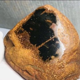 陨石原石，黑乌金陨石原石，独特，稀有，难得，像形黑乌金“星星点点”黄皮黑金“乌黑发亮”576克重，“黄皮火烧黑乌金”极为罕见，稀有，非常经典的陨石极品“乌黑发亮”爆裂纹黄色皮纹黑乌金，温润细腻，黑乌金陨石，有微弱磁性，极为罕见，珍贵，稀有，精美，难得，可做镇馆之宝