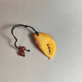 缅甸金田黄吊坠，纯天然极品“缅甸金田黄吊坠”，极为罕见“金田黄扭转乾坤”吊坠，“横行天下”金田黄吊坠，雄浑大气，江湖大佬气派，极美，非常难得“田黄横行天下”吊坠，质地细腻，温润如玉，极品收藏，可遇不可求，绝世珍品吊坠一块