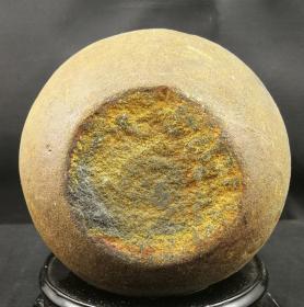 史前石器，史前陨石磨制石器，非洲“天圆地方”陨石磨制石器，圆润如球，下部又平面如方，原始人磨制陨石原石“天圆地方”极品陨石，此陨石出自遥远的非洲加贝齐布卡河，原始人磨制陨石器的魅力，可遇不可求的亿万年前的陨石磨制石器，富含多重稀有元素！含有熔壳、气印、冲击痕迹等物理结构，此陨石属于古陨石，年代较久，某些陨石表面特征已不明显，可做镇馆之宝