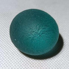 沙漠宝石，冰雪天蓝陨石，天蓝陨石，独特，稀有，难得，珍品，“天蓝陨”大漠珍宝，由于石质的光泽强，色度好，硬度较大，“大漠托帕石”“沙漠宝石光”“沙漠至宝”沙漠冰，手感细腻光滑，颜色漂亮，打灯透光，值得永久收藏