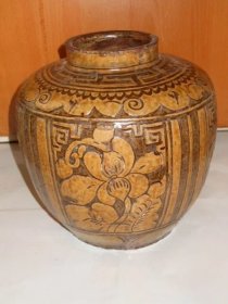 古瓷器，清代黄金釉大罐，千古神韵，古朴厚重，非常独特，极为神秘，包老包真，大开门，传世光泽，釉色极美，釉水肥美，古朴精美为清代瓷器中之珍品，孤品，神品，馆藏级，鬼斧神工，可遇不可求，难得一见，绝世珍宝